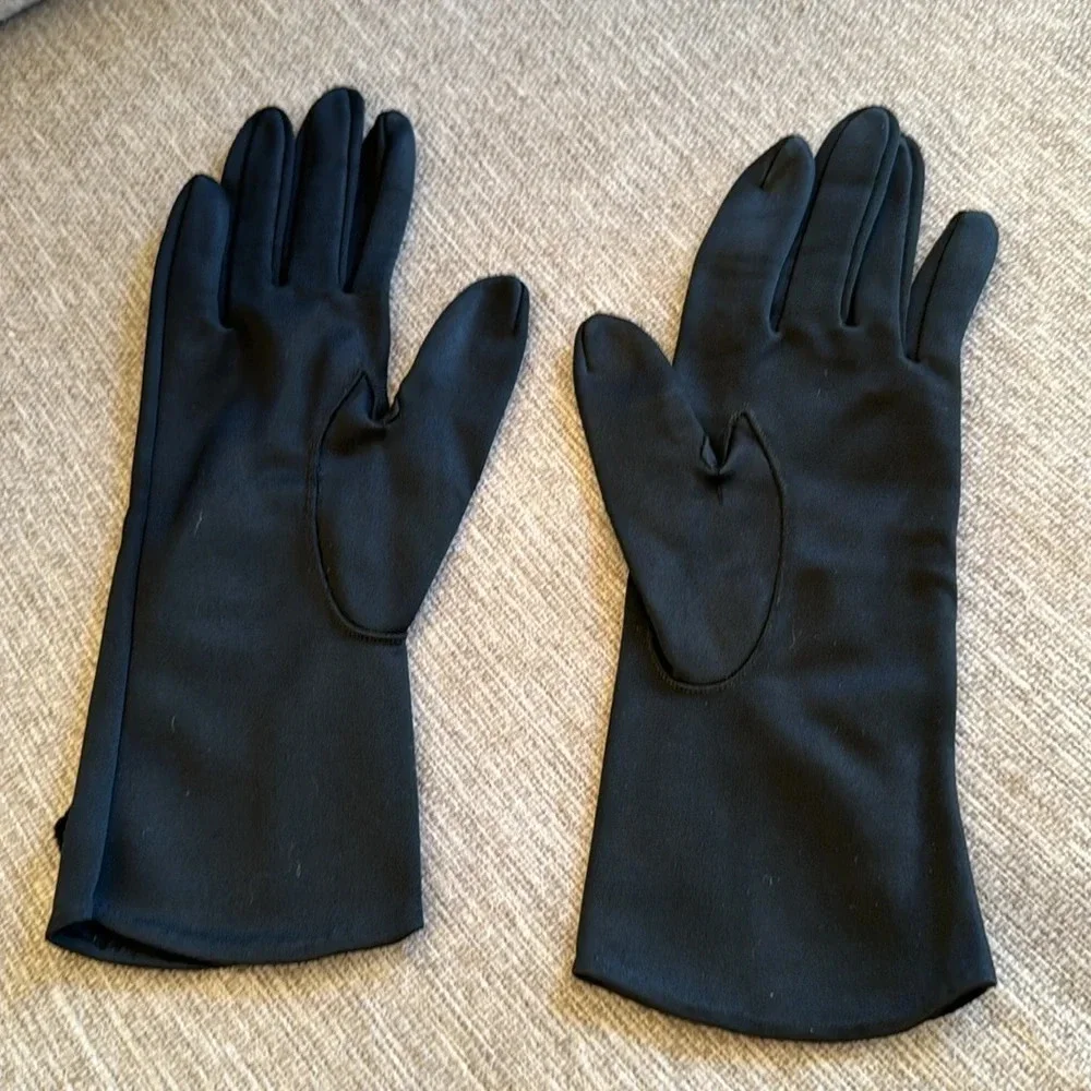 Beautiful pair of vintage black unlined gloves fit like a size medium / large